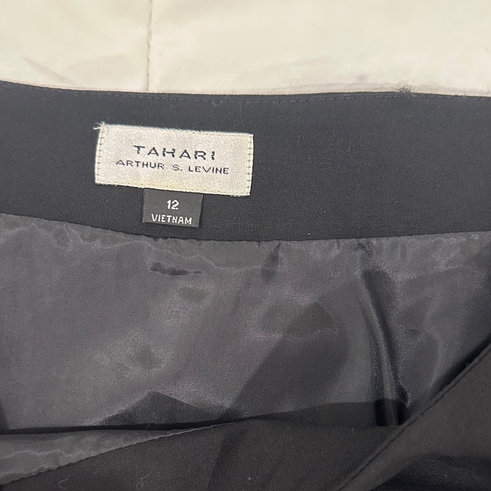 Tahari Size 12 NWT Black Pencil Skirt with pleated sides - Picture 5 of 7